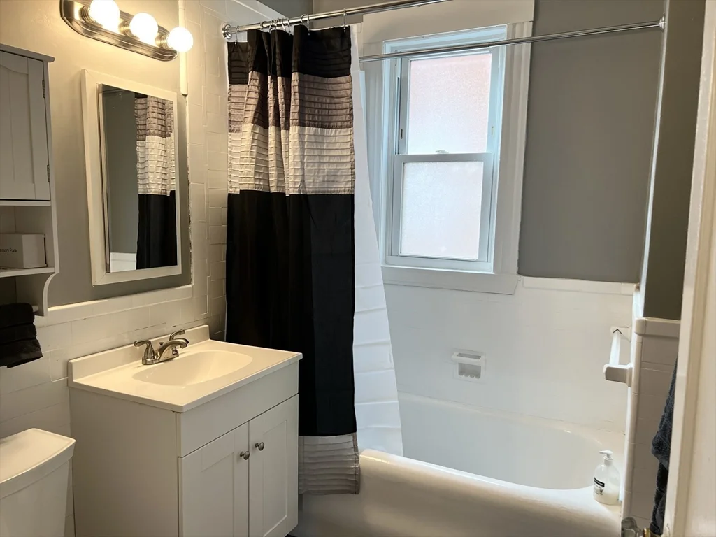 3 bed, 1 bath apartment for rent at 31 Cutler St Unit 1, Winthrop — photo 13 of 16