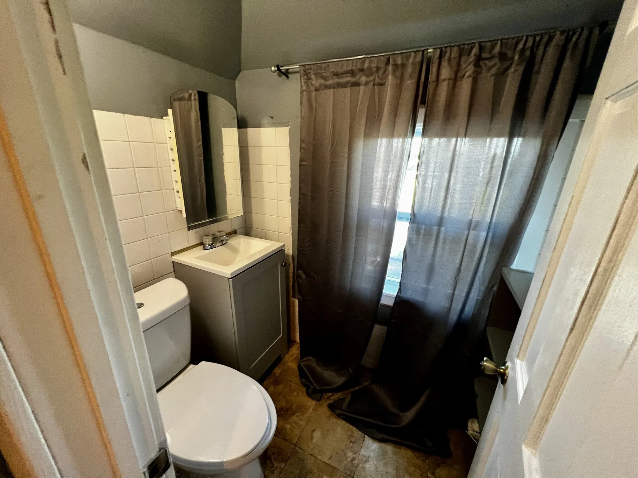 5 bed, 2 bath apartment for rent at 31 Dell Ave Unit 2, Hyde Park — photo 13 of 15