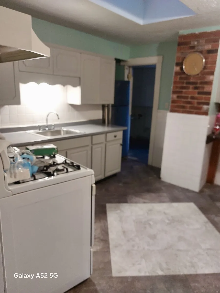 5 bed, 2 bath apartment for rent at 31 Dell Ave Unit 2, Hyde Park — photo 2 of 15
