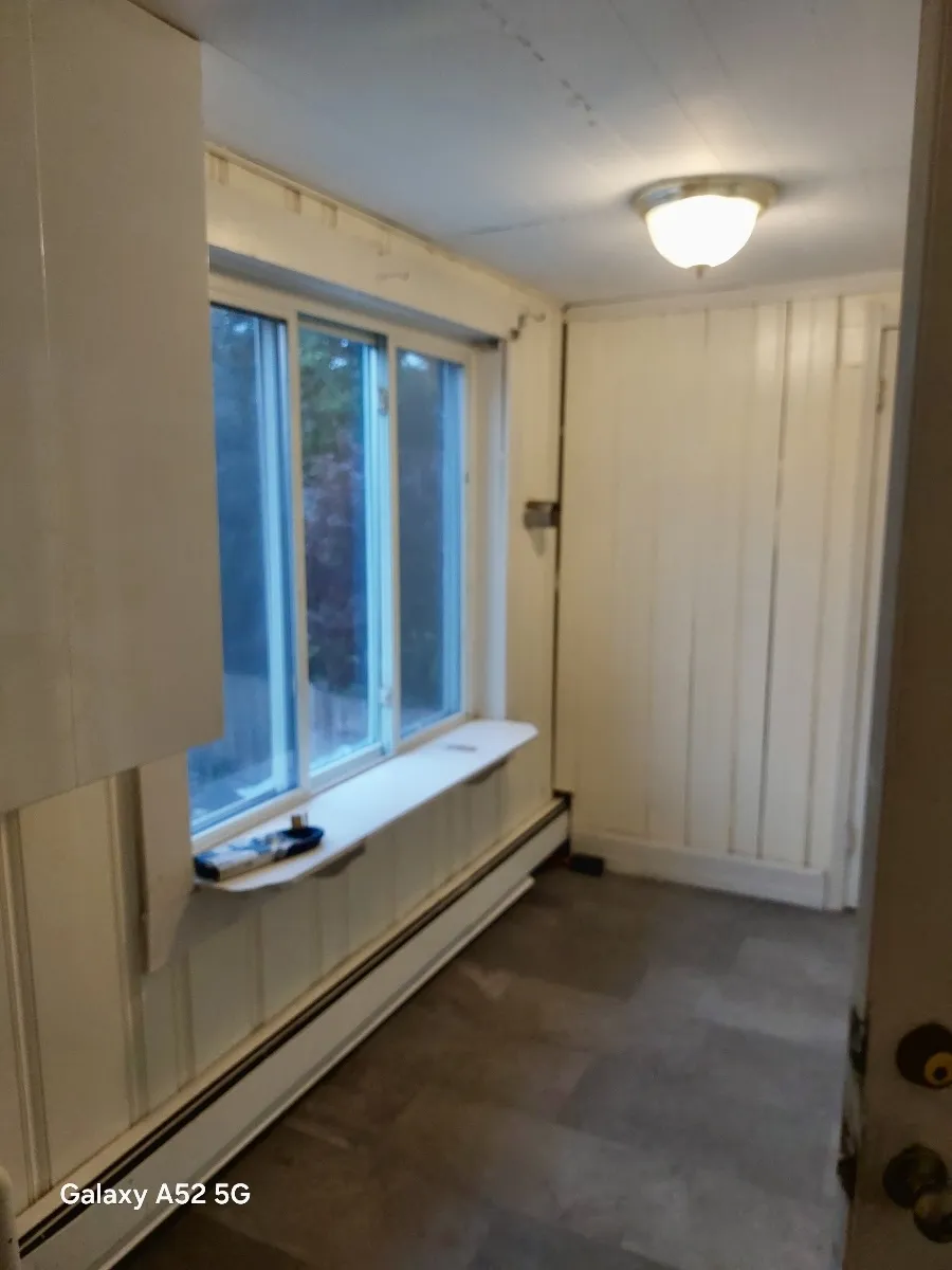 5 bed, 2 bath apartment for rent at 31 Dell Ave Unit 2, Hyde Park — photo 10 of 15