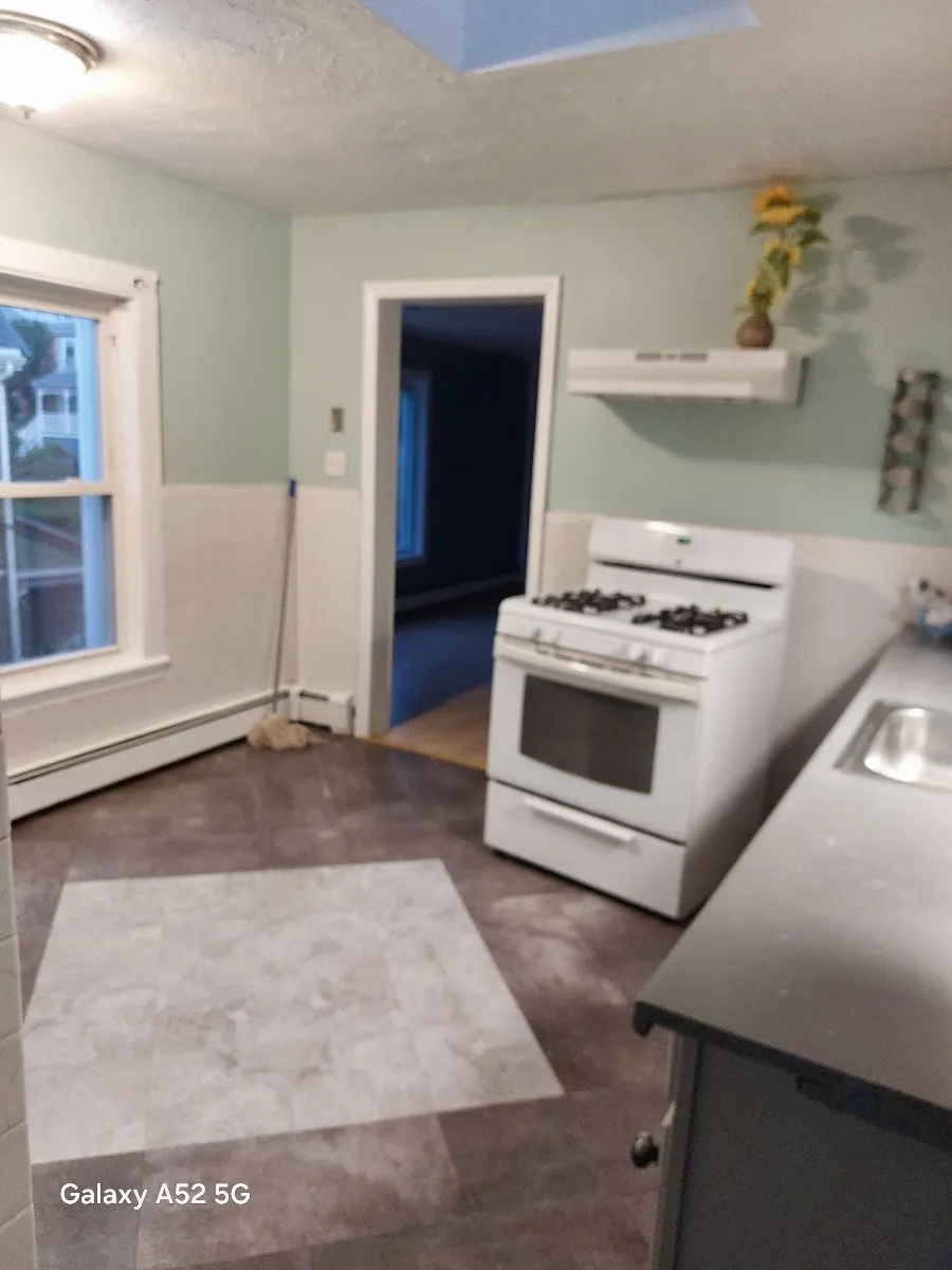 5 bed, 2 bath apartment for rent at 31 Dell Ave Unit 2, Hyde Park — photo 3 of 15