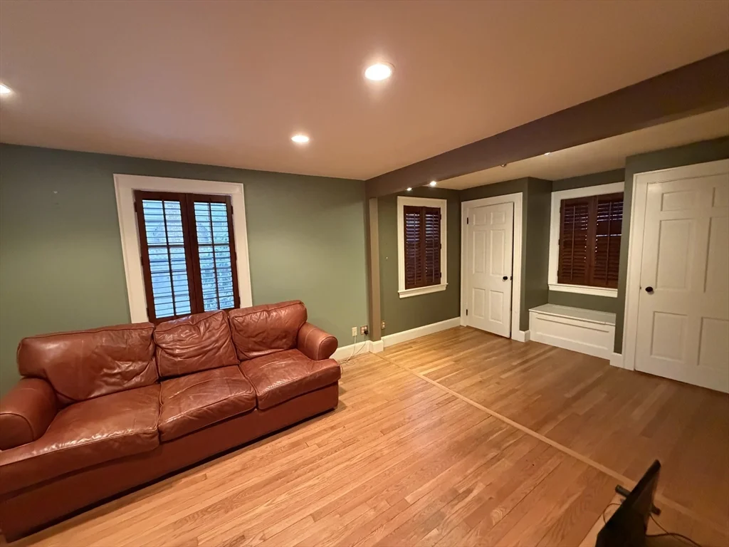 3 bed, 2 bath apartment for rent at 31 Fells Rd, Winchester — photo 3 of 22