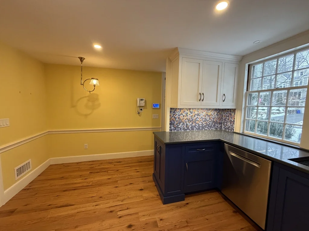 3 bed, 2 bath apartment for rent at 31 Fells Rd, Winchester — photo 9 of 22