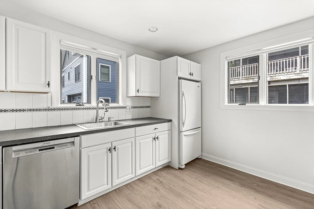 5 bed, 1 bath apartment for rent at 31 Fenwick St Unit 31, South Medford — photo 5 of 37