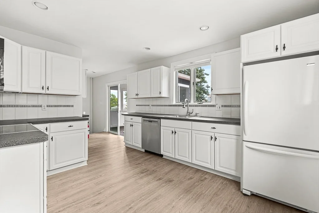 5 bed, 1 bath apartment for rent at 31 Fenwick St Unit 31, South Medford — photo 4 of 37