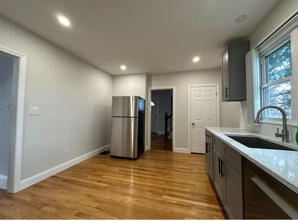 3 bed, 1 bath apartment for rent at 31 Francis Ave Unit 0, Quincy — photo 4 of 12