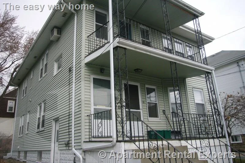 4 bed, 2 bath apartment for rent at 31 Frederick Ave Unit 2, Tufts — photo 3 of 13