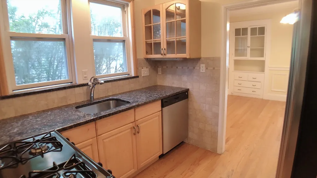 3 bed, 2 bath apartment for rent at 31 Gilbert Rd Unit 2, Belmont — photo 6 of 41