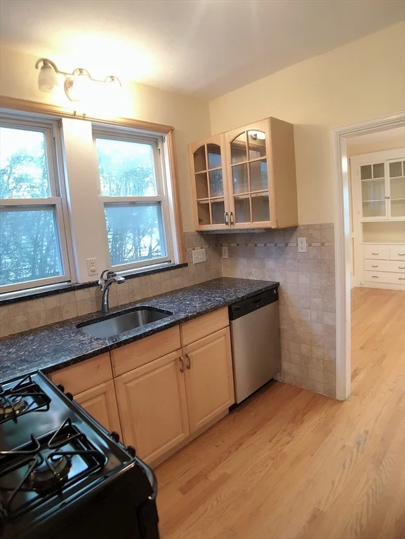 3 bed, 2 bath apartment for rent at 31 Gilbert Rd Unit 2, Belmont — photo 7 of 23