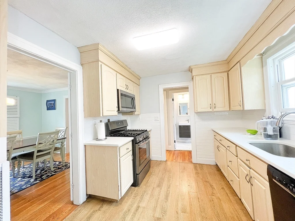 4 bed, 2 bath apartment for rent at 31 Grassmere Rd Unit -, Chestnut Hill — photo 5 of 24