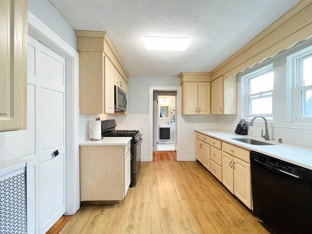 4 bed, 2 bath apartment for rent at 31 Grassmere Rd Unit -, Chestnut Hill — photo 4 of 24