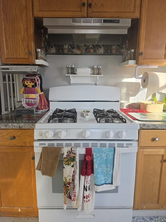 2 bed, 1 bath apartment for rent at 31 Groveland Unit 2, Lynn — photo 2 of 11