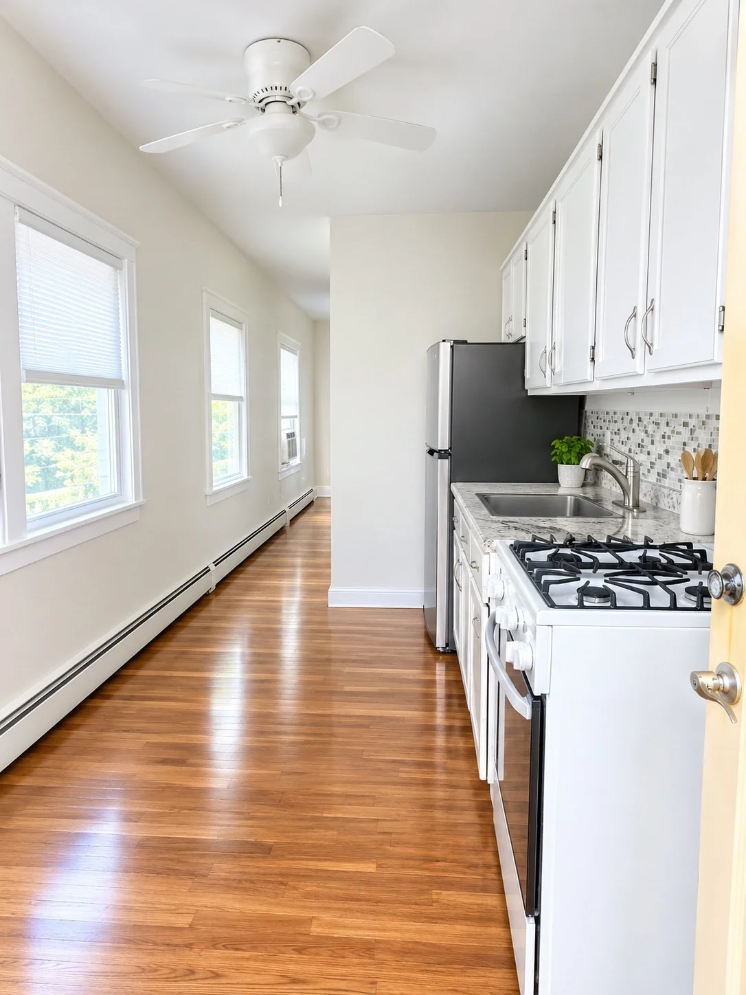 1 bed, 1 bath apartment for rent at 31 Hampton Cir Unit 2, Hull — photo 2 of 5