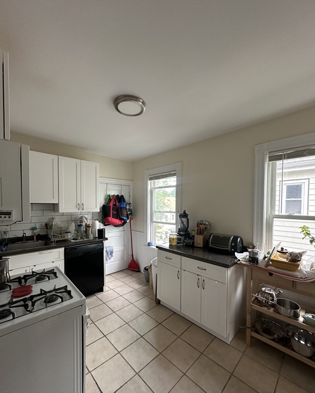 3 bed, 1 bath apartment for rent at 31 Hobson St Unit 31, Brighton — photo 6 of 9