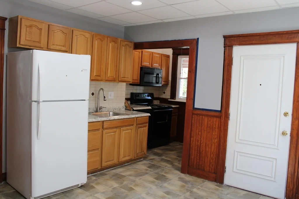 3 bed, 1 bath apartment for rent at 31 Hollywood Unit 1, Worcester — photo 10 of 15