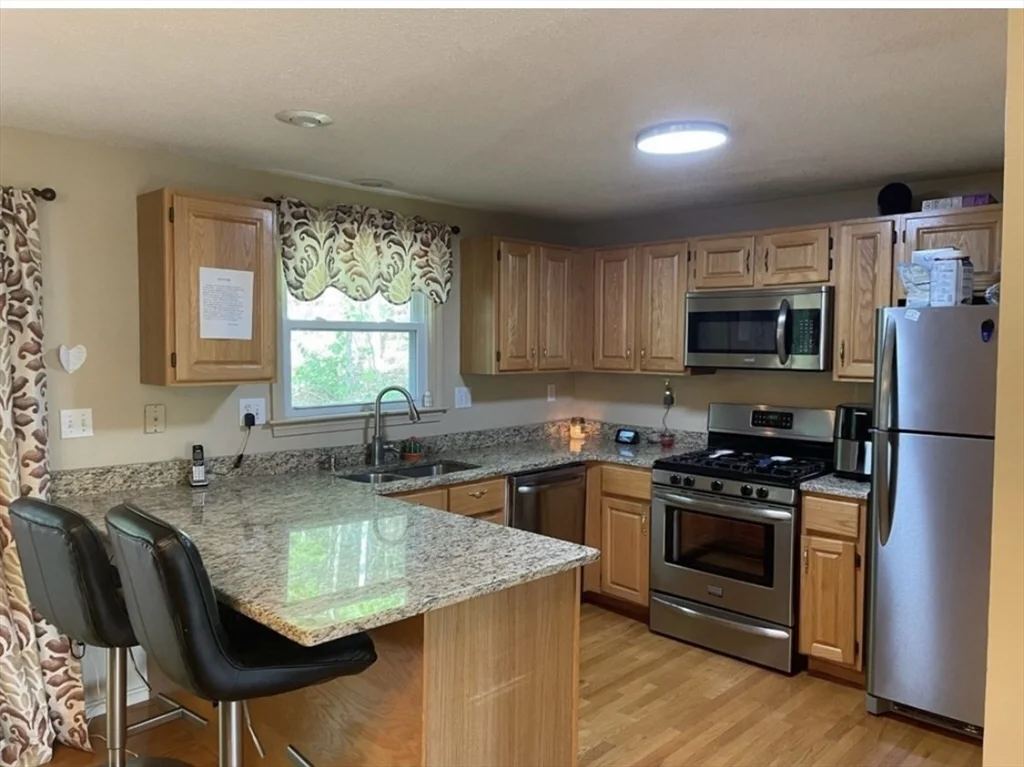 3 bed, 1 bath apartment for rent at 31 Jasmine Ct, Dracut — photo 2 of 5