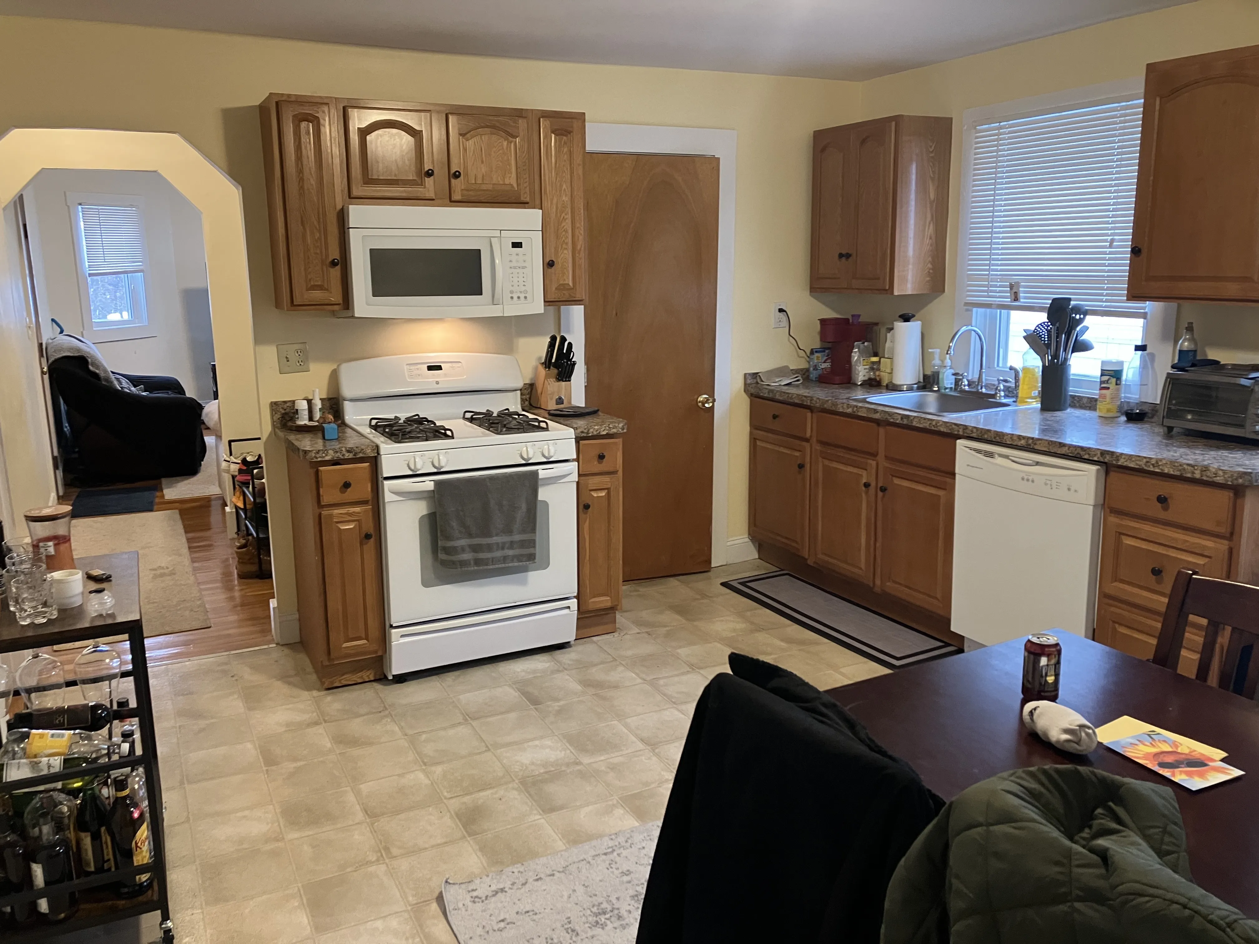 3 bed, 1 bath apartment for rent at 31 Jay St Unit 3, Riverside — photo 4 of 10