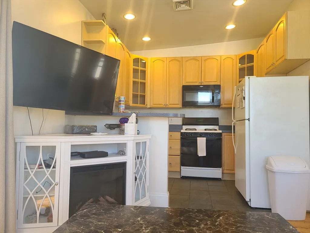 2 bed, 1 bath apartment for rent at 31 Jenkins St Unit 3, South Boston — photo 6 of 38