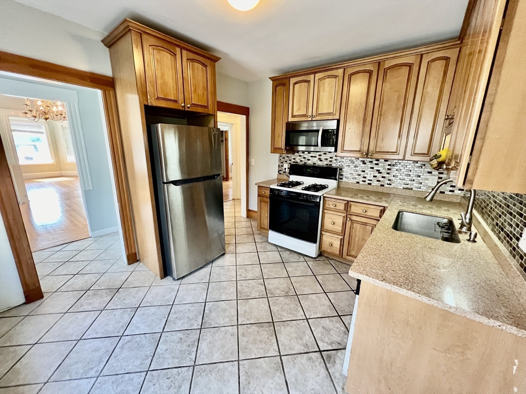 5 bed, 2 bath apartment for rent at 31 Justin Rd Unit 2, Oak Square — photo 5 of 28