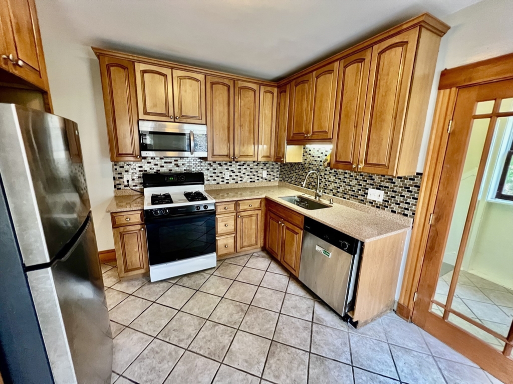 5 bed, 2 bath apartment for rent at 31 Justin Rd Unit 2, Oak Square — photo 6 of 28