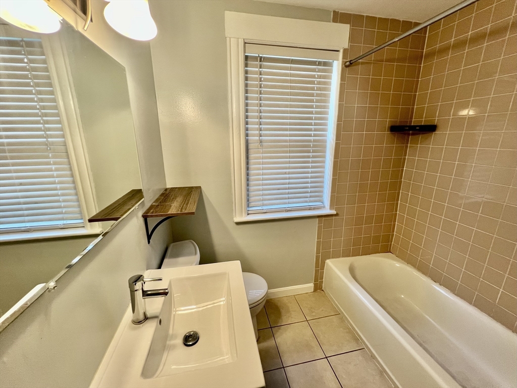 5 bed, 2 bath apartment for rent at 31 Justin Rd Unit 2, Oak Square — photo 11 of 28