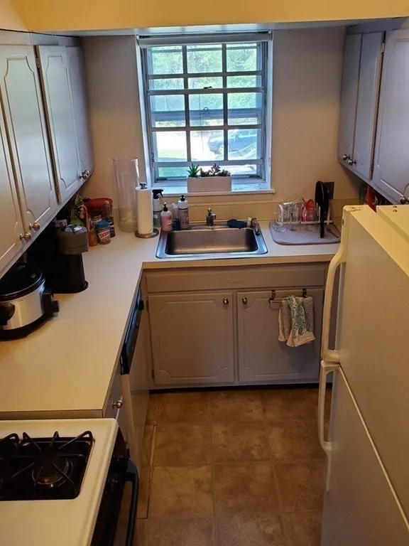 2 bed, 1 bath apartment for rent at 31 Lake Shore Ct Unit 3, Brighton — photo 5 of 11
