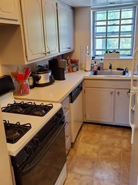 2 bed, 1 bath apartment for rent at 31 Lake Shore Ct Unit 3, Brighton — photo 4 of 11