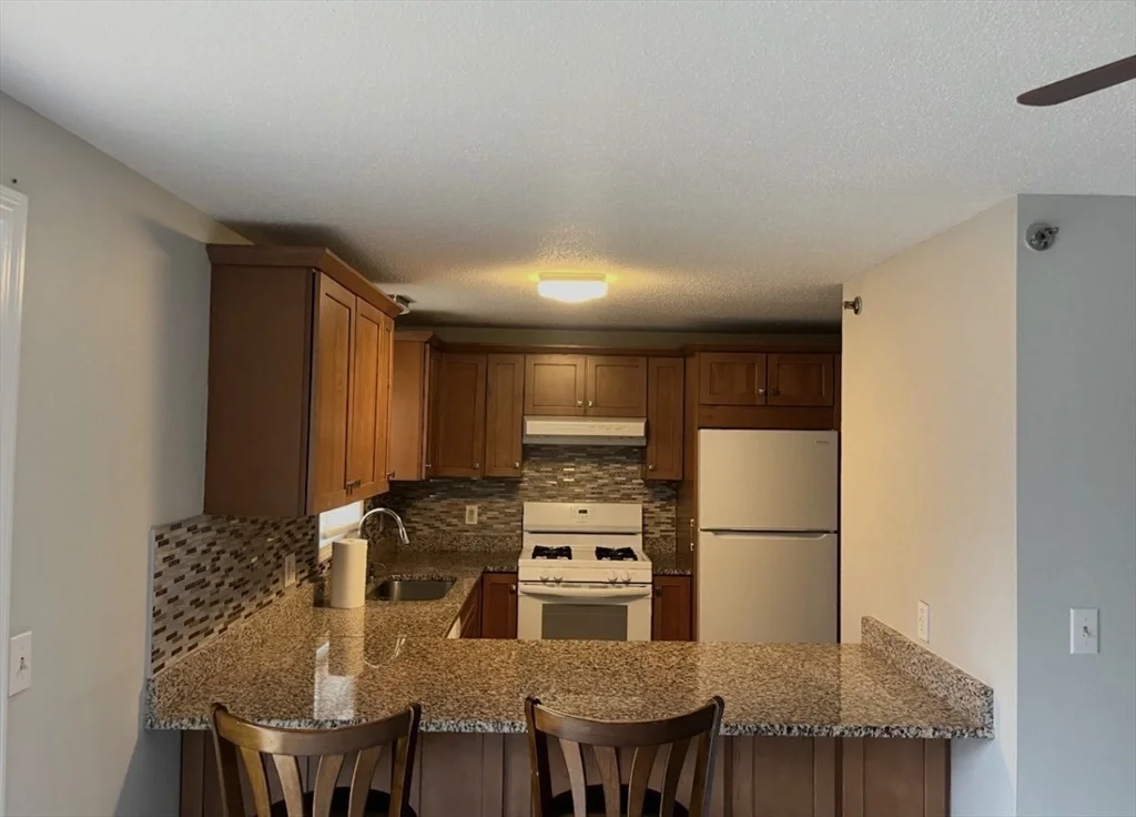 2 bed, 1 bath apartment for rent at 31 Lantern Ln Unit 2, Dracut — photo 3 of 7