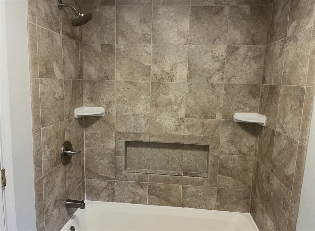 2 bed, 1 bath apartment for rent at 31 Lantern Ln Unit 2, Dracut — photo 5 of 7