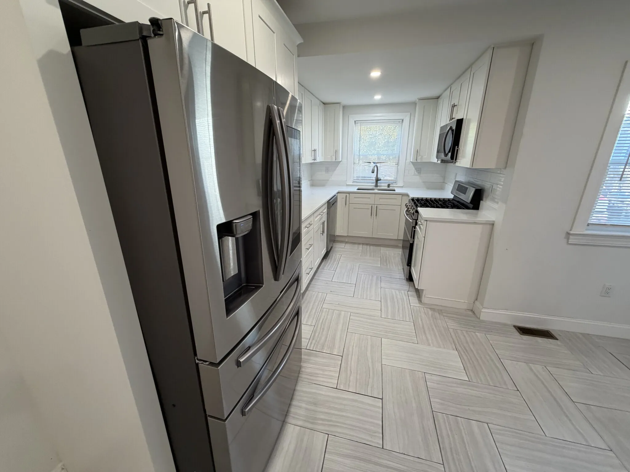 2 bed, 2.5 bath apartment for rent at 31 Middle St Unit 1, Nonantum — photo 4 of 24