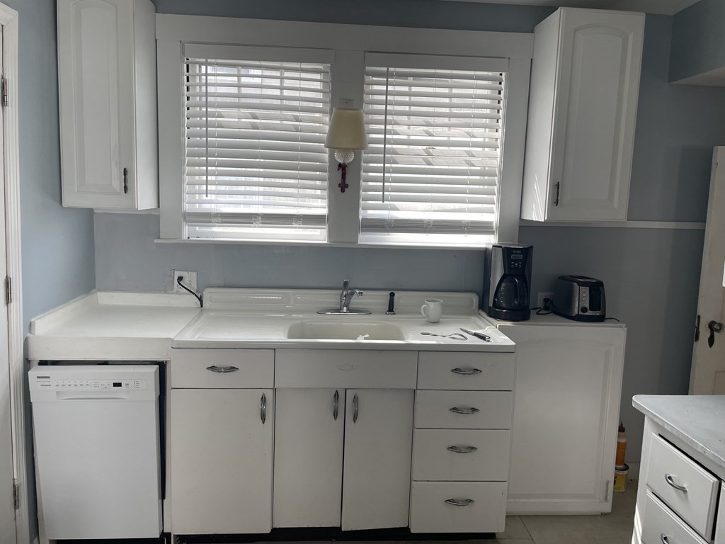 3 bed, 1 bath apartment for rent at 31 Milton Rd, Wollaston — photo 8 of 24