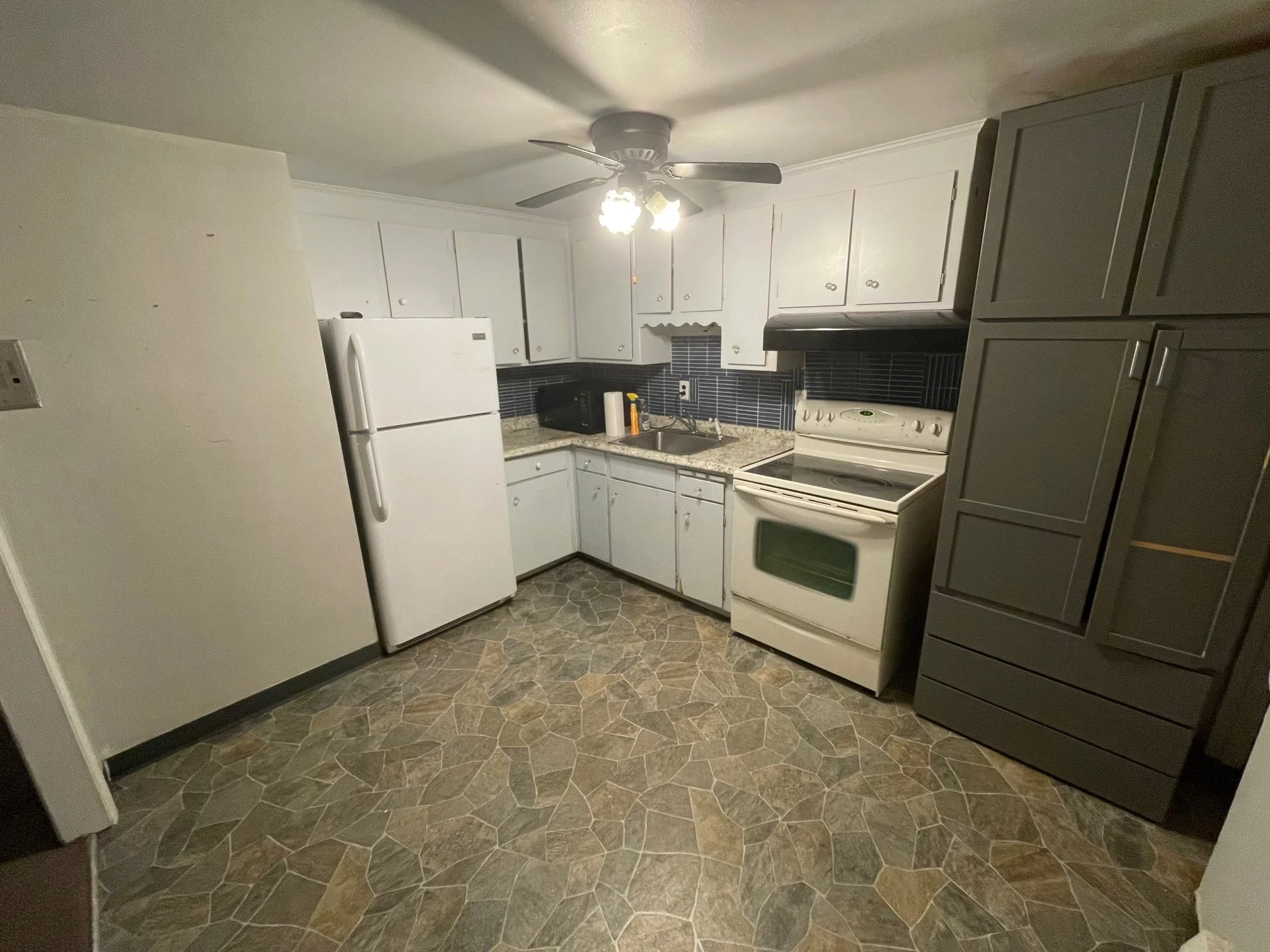 2 bed, 1 bath apartment for rent at 31 Montvale Ave Unit 2, Woburn — photo 5 of 11