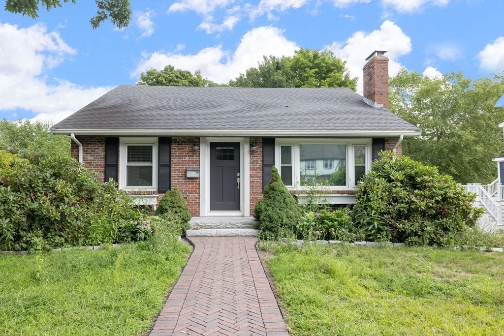 3 bed, 2 bath apartment for rent at 31 Oak St, Wellesley — photo 1 of 21
