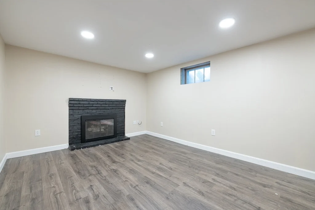 3 bed, 2 bath apartment for rent at 31 Oak St, Wellesley — photo 19 of 21