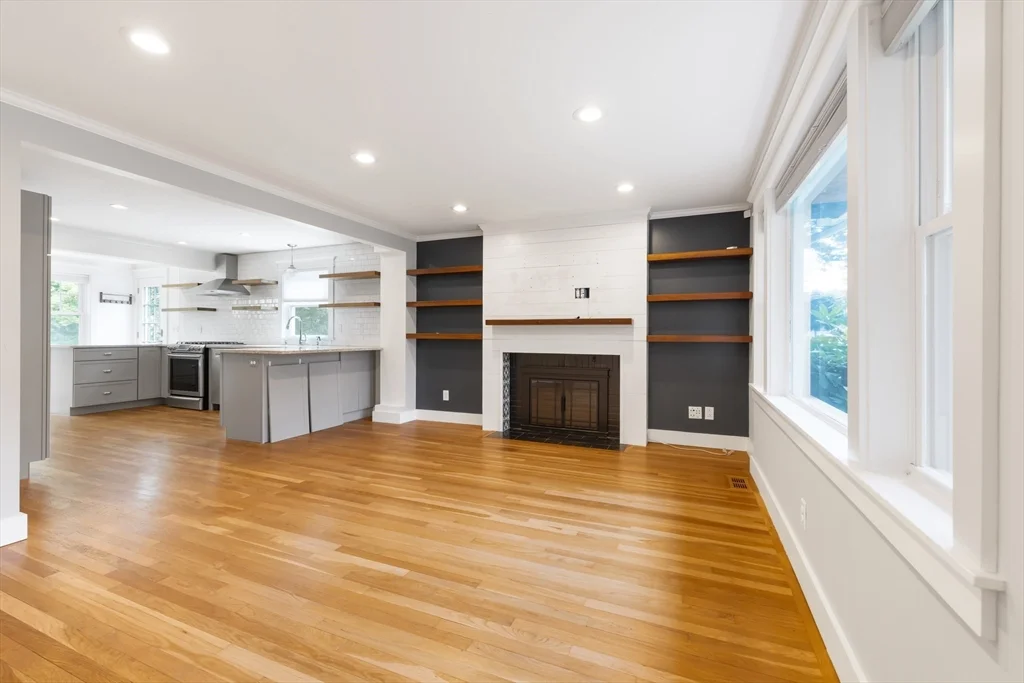 3 bed, 2 bath apartment for rent at 31 Oak St, Wellesley — photo 3 of 21