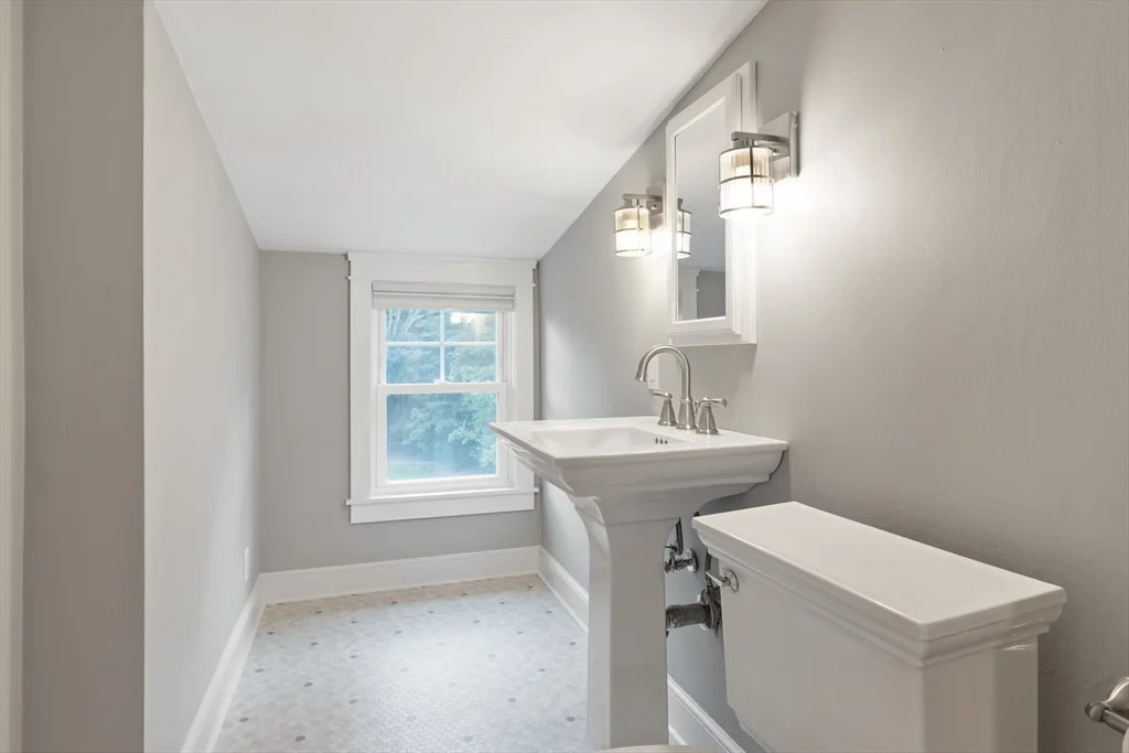 3 bed, 2 bath apartment for rent at 31 Oak St, Wellesley — photo 18 of 21