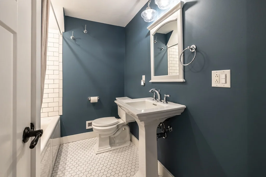 3 bed, 2 bath apartment for rent at 31 Oak St, Wellesley — photo 11 of 21