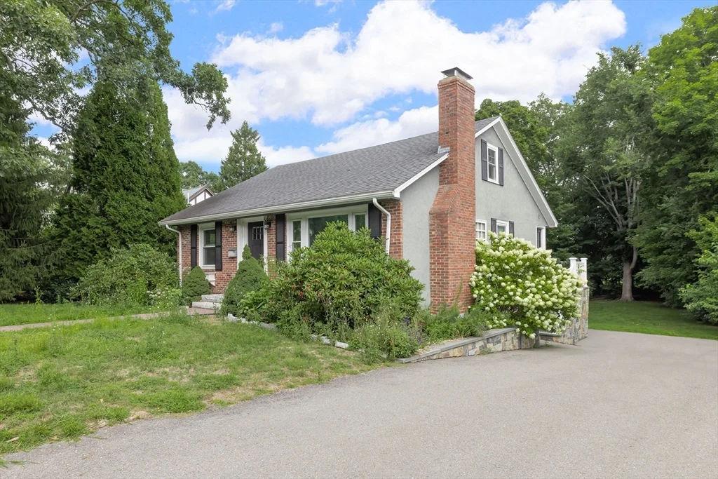 3 bed, 2 bath apartment for rent at 31 Oak St, Wellesley — photo 2 of 21