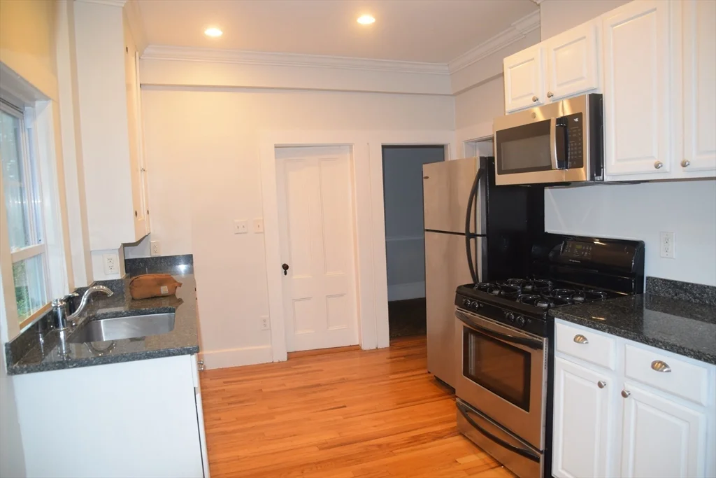 1 bed, 1 bath apartment for rent at 31 Prospect St Unit 3, Marblehead — photo 12 of 23