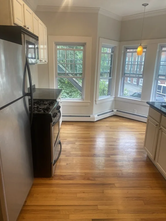 1 bed, 1 bath apartment for rent at 31 Prospect St Unit 3, Marblehead — photo 4 of 23