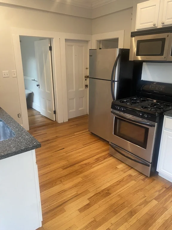 1 bed, 1 bath apartment for rent at 31 Prospect St Unit 3, Marblehead — photo 5 of 23