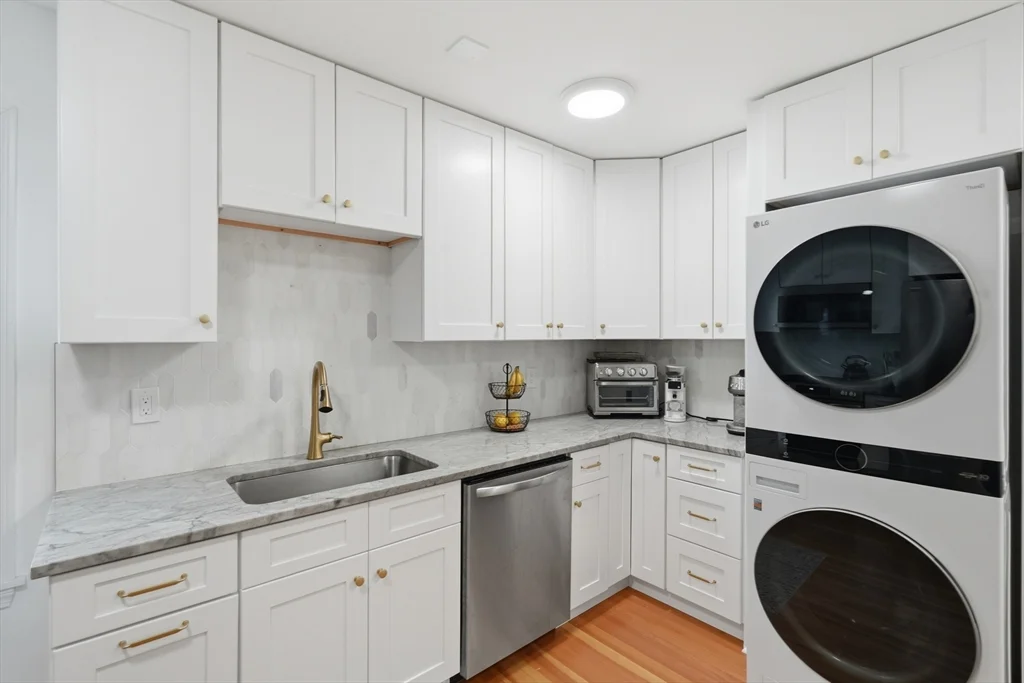 2 bed, 1 bath apartment for rent at 31 Quimby St Unit 31, East Watertown — photo 6 of 24