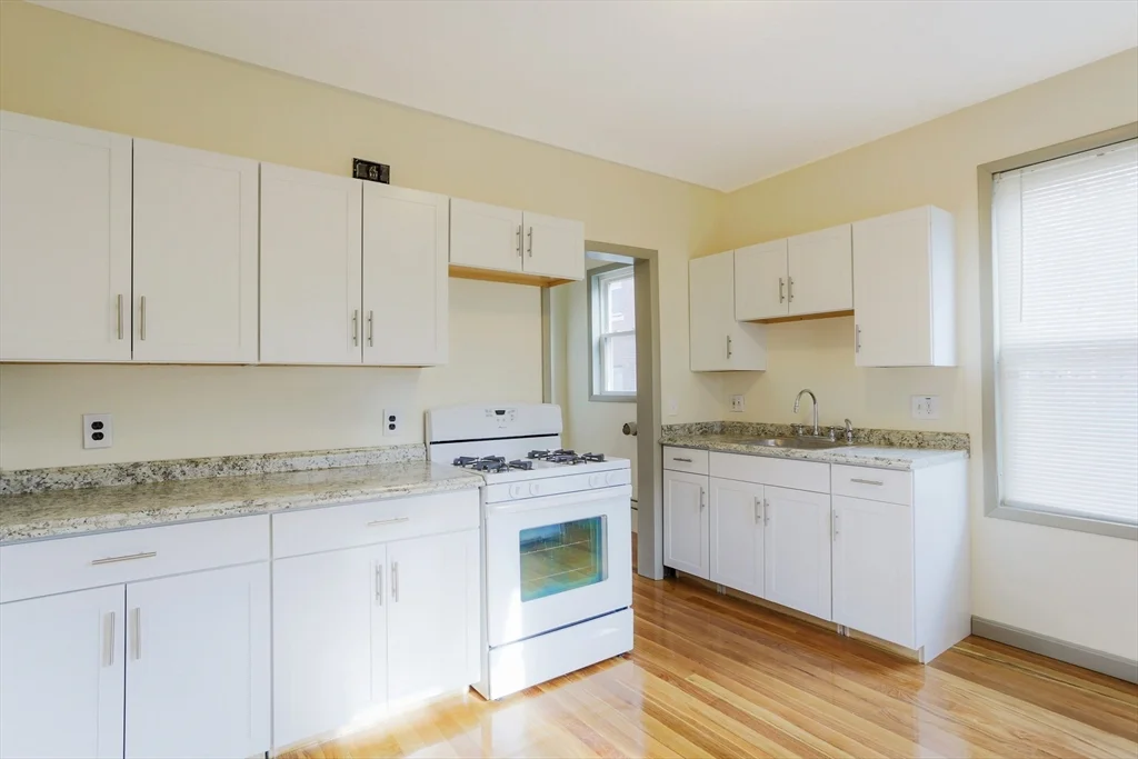 2 bed, 1 bath apartment for rent at 31 Roslyn Unit 1, Salem — photo 9 of 12