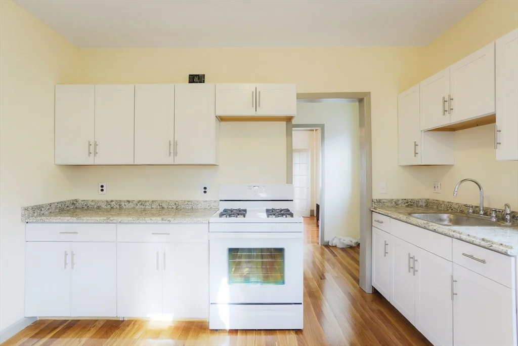 2 bed, 1 bath apartment for rent at 31 Roslyn Unit 1, Salem — photo 10 of 12