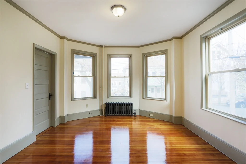 2 bed, 1 bath apartment for rent at 31 Roslyn Unit 1, Salem — photo 3 of 12