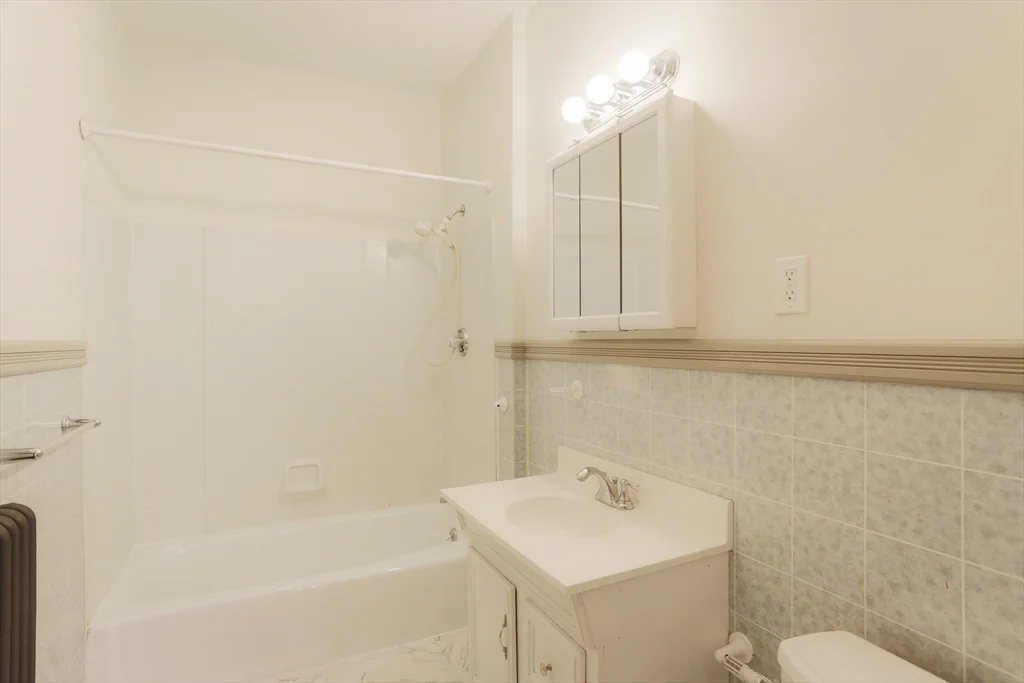2 bed, 1 bath apartment for rent at 31 Roslyn Unit 1, Salem — photo 11 of 12