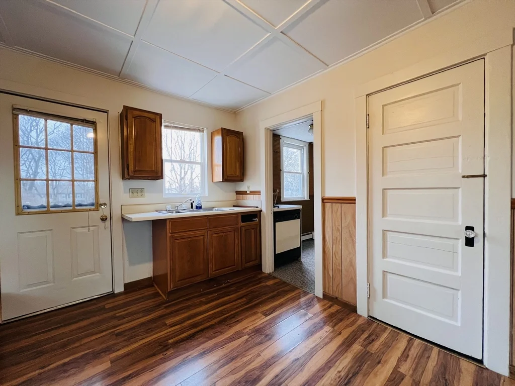 3 bed, 1 bath apartment for rent at 31 Seaview St Unit 2, Plymouth — photo 5 of 20