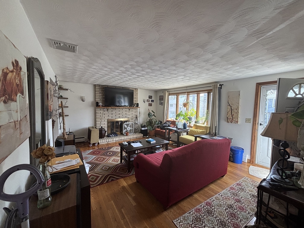 4 bed, 2 bath apartment for rent at 31 Stearns Rd, West Roxbury — photo 3 of 24