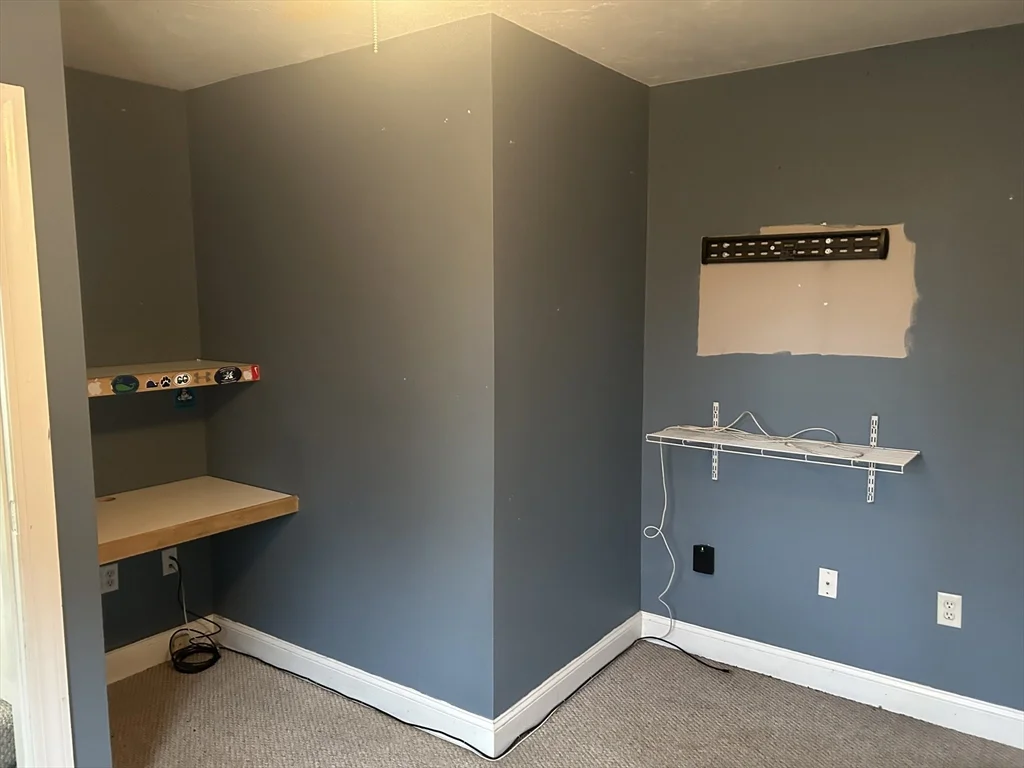 3 bed, 1 bath apartment for rent at 31 Wellington St Unit 1, Medway — photo 10 of 17
