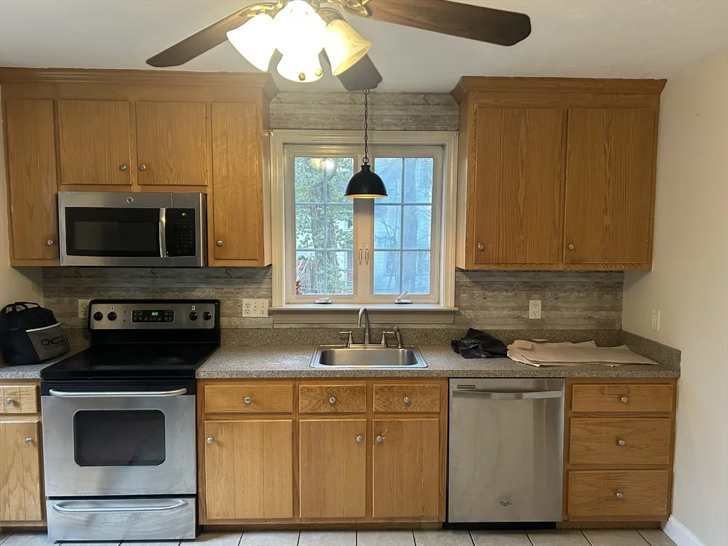 3 bed, 1 bath apartment for rent at 31 Wellington St Unit 1, Medway — photo 5 of 17